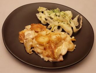 Tartiflette. Recette savoyarde traditionnelle (pommes de terre et reblochon)