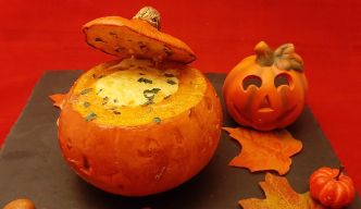 Potimarron au four farci avec un appareil à quiche. Recette pour Halloween