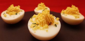 Œufs mimosa. Une recette gastronomique pour Pâques ou Halloween