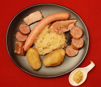 Choucroute Alsacienne. Recette chou cru, saucisses, pommes de terre