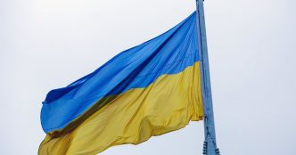 En soutien à l'Ukraine, ces drapeaux bleus et jaunes fleurissent un peu partout