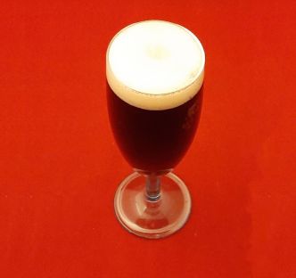 Black velvet. Cocktail irlandais avec du champagne et de la bière Guinness