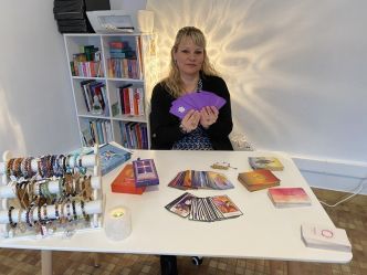 À Saint-Sulpice-sur-Risle, Stéphanie Pigeon vous guide grâce aux oracles