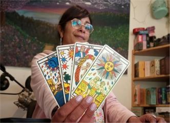Depuis la Bretagne, Emilie Coatleven tire les cartes sur Youtube pour des adeptes du monde entier