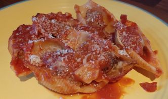 Conchiglioni farcis avec viande hachée et sauce tomate. Recette Italienne