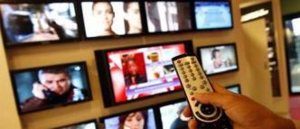 Après deux ans de pandémie, la télé reste très regardée ce qui contraint les groupes audiovisuels comme les plateformes de streaming à s'adapter pour capter un public volatil