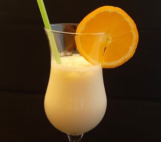 Piña colada. Recette de cocktail avec rhum, lait de coco et jus d'ananas.