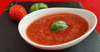 Soupe de fraise ciflorette et basilic. Recette d'entrée froide ou de dessert