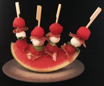 Melon d'eau, mozzarella et jambon cru. Une recette de brochettes apéro.