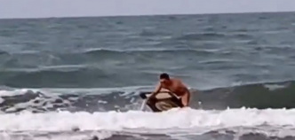 Vidéo : Arthur Vincent surfe dans la Méditerranée sur le bouclier de Brennus