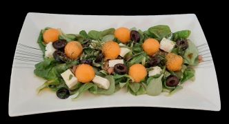 Salade de melon feta. Recette d'entrée froide sucrée et colorée