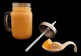 Smoothie mangue, banane et orange. Recette de boisson estivale