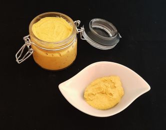 Moutarde de Dijon. Une recette avec des graines à faire soi-même.
