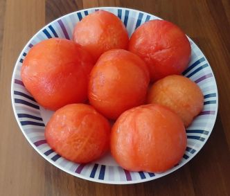 Monder les tomates. Voici une technique pour les peler facilement.