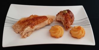 Poulet au four farci aux olives, pain et ail. Une recette gourmande