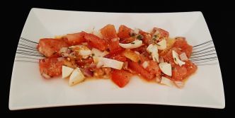 Salade tomates et œufs durs. Une recette d'entrée froide simple.