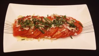 Salade de tomates estivale. Une recette rapide et rafraichissante.