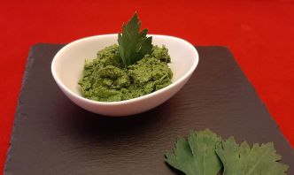 Pesto de feuilles de céleri-branche. Une recette économique