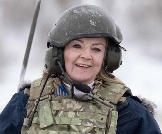 "Un casque sur un char" : la Russie raille la démission de Liz Truss