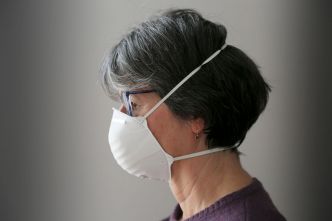 La France encore souveraine pour la production de masques sanitaires, mais les fermetures s'accumulent