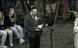L’école qui avait interdit Anne Frank reçoit un « rabbin » messianique accusé de crimes sexuels