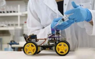 Un robot qui peut reconnaître les odeurs grâce à une IA et à des antennes de criquet