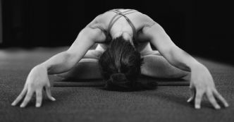 De Patañjali à la science : comment le yoga réduit l'anxiété