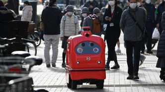 Face à une pénurie de main d'œuvre, le Japon donne le feu vert aux robots livreurs