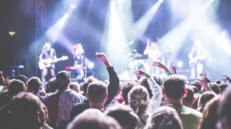 "Macron démission" : la leçon de français du public à la chanteuse Girl in Red