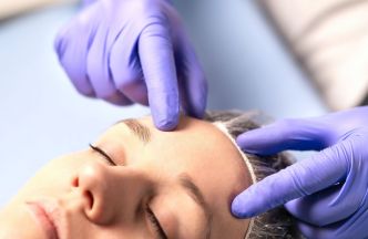 La chirurgie de réduction du front : la nouvelle obsession des réseaux sociaux