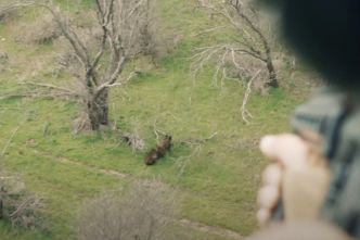 Vidéo: Un français chasse le sanglier en hélicoptère et au fusil d’assaut!