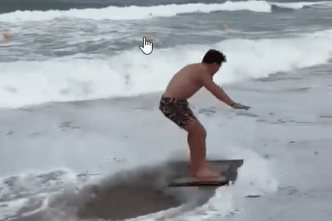 VIDEO. Quand les joueurs du Stade Toulousain surfent... avec le bouclier de Brennus !