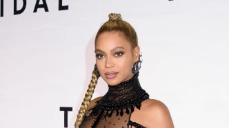 Beyoncé en jupe en cuir mini et cuissardes : elle nous laisse sans voix avec un look inédit