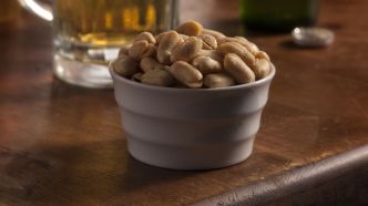 Les scientifiques découvrent pourquoi les cacahuètes dansent dans la bière