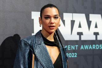 Dua Lipa, habillée en Barbie : sa jupe rose très courte et ses cuissardes font sensation