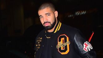Drake embrasse une femme enceinte sur le ventre au cours d'un concert