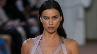 Irina Shayk sans pantalon, elle combine la tendance « no pants » avec une paire de cuissardes léopard