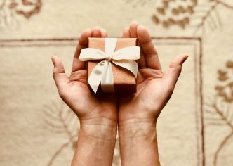 Origine et intention du don : Quel est le symbolisme du cadeau ? - étoilez Moi