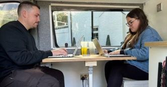 Ce couple a emménagé dans un van afin d'économiser pour acheter une maison
