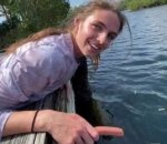 Elle pêche un poisson à main nue avec une saucisse