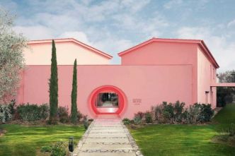 SUR LES HAUTS DE GRASSE, UNE MAISON ROSE PAR NEM
