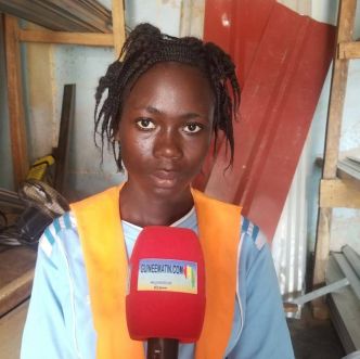 N’Zérékoré : zoom sur des filles apprenties-vitrières, fières de leur métier !
