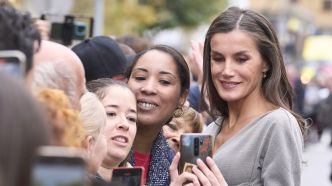 Letizia d'Espagne, plus ravissante que jamais en cuissardes à talon et robe midi grise