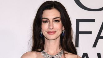 Anne Hathaway : stupéfiante en mode "sans pantalon", elle exhibe ses jambes de rêve en chemise et cuissardes