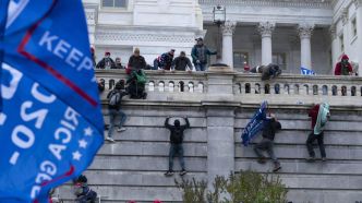 Assaut du Capitole: de nouvelles images attisent les complots aux Etats-Unis