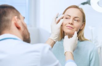 Je suis chirurgienne esthétique, voici 3 motifs principaux de consultation de patientes de plus de 50 ans