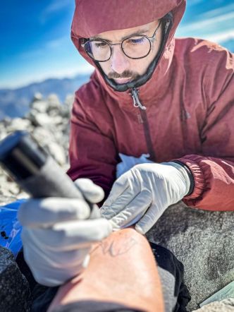 Tatouage au sommet du Pic du Midi