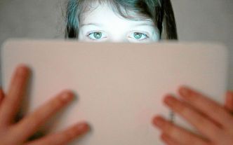 Protection des mineurs sur Internet : l'UE impose des règles renforcées à trois grands sites pornographiques