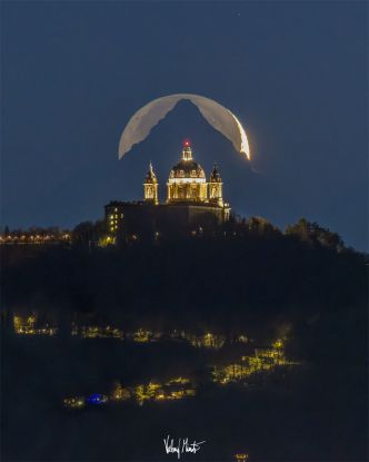 La Lune derrière le mont Viso
