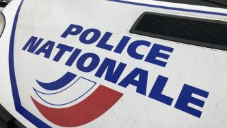 Il est enlevé par de faux policiers, parvient à s'échapper avant de se réfugier dans un bus